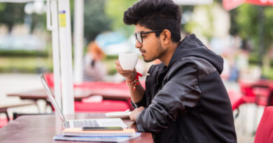 students make money online